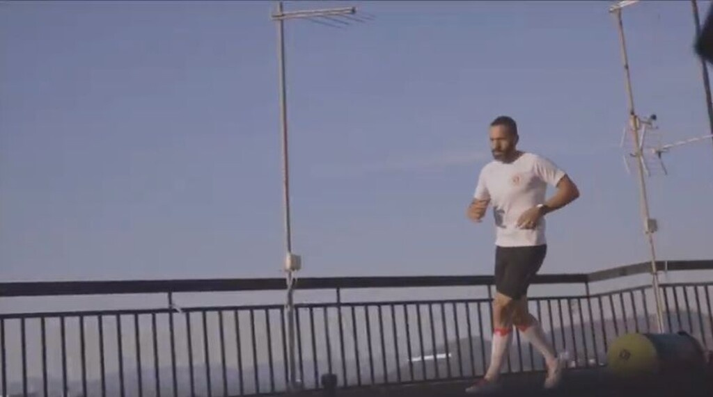 Ο Έλληνας που έτρεξε μαραθώνιο στην ταράτσα του για φιλανθρωπικό σκοπό! (video+photos)