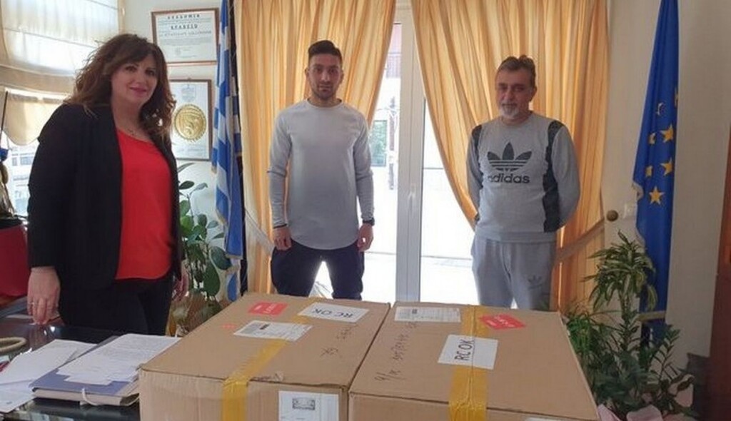 Κορονοϊός: Δώρισε μάσκες στη Σκύδρα ο Κουλούρης (photos)