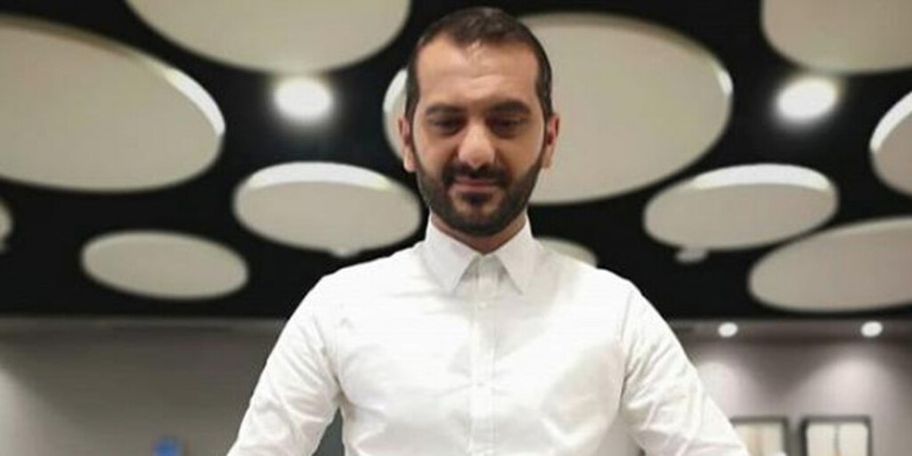 Παράλληλα, ο Λαζάρου επανέλαβε κι αυτό που λίγοι ήξεραν. Πριν γίνει κριτής στο Masterchef, ο Λεωνίδας Κουτσόπουλος ήταν μέρος της παραγωγής. Από το 2010 μάλιστα ήταν σταθερά σε όλους τους διαγωνισμούς.