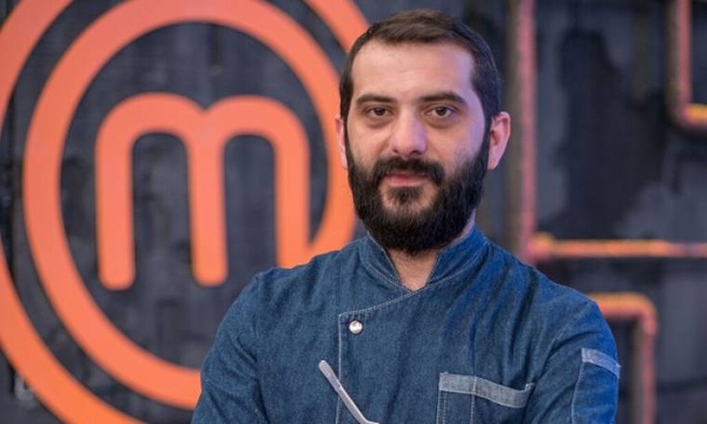 Ο διάσημος σεφ ήταν ο Food and Beverage του παιχνιδιού, υπεύθυνος για την τροφοδοσία και τις δοκιμασίες. Όταν πήρε τη θέση του Σκαρμούτσου στο cast των κριτών, τη θέση του ανέλαβε ο Νίκος Θωμάς.