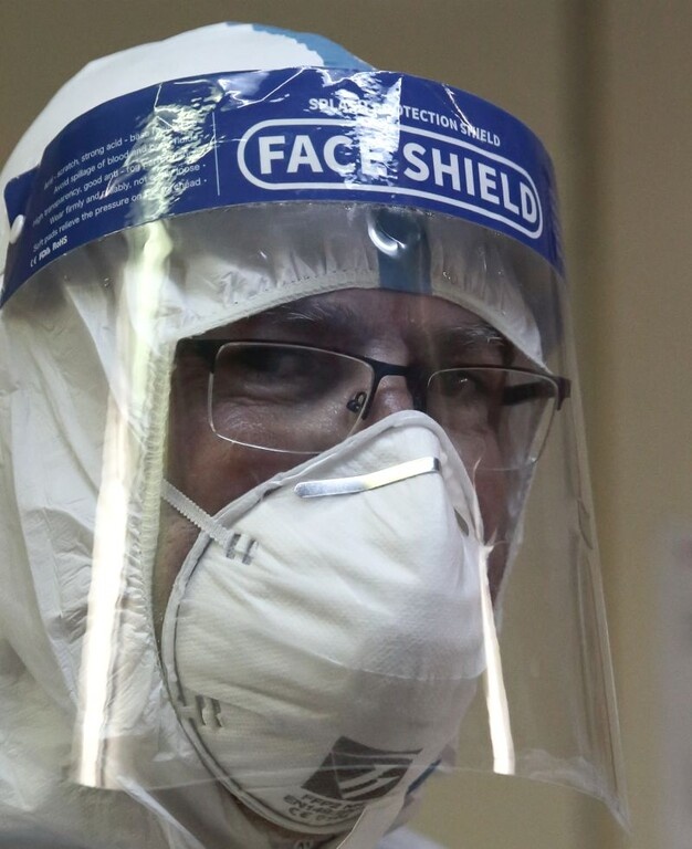 Η ασπίδα προσώπου είναι ένα από τα νέα μέτρα προστασίας που λαμβάνουν...