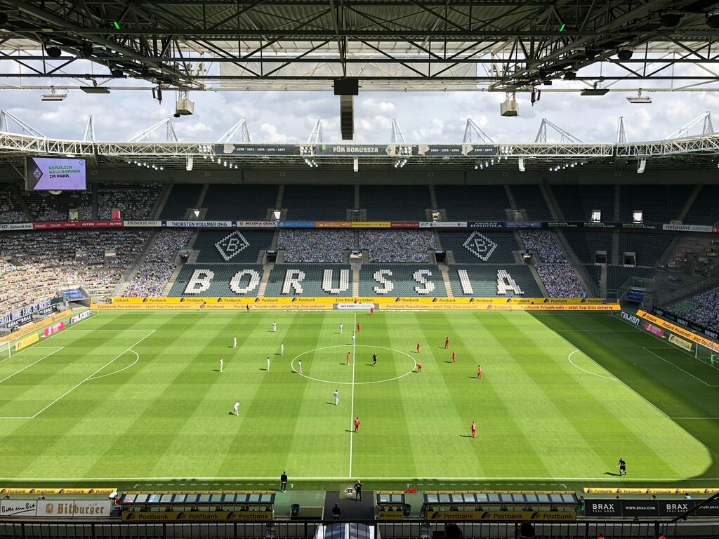 Bundesliga: Οι εξέδρες σε «Borussia Park» και «Volkswagen Arena» (photos+videos)