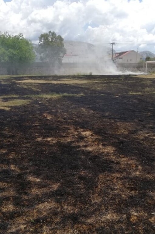 Φωτιά σε γήπεδο στην επαρχία! Καταστράφηκε ο αγωνιστικός χώρος (photos)
