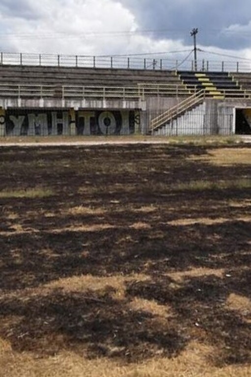 Φωτιά σε γήπεδο στην επαρχία! Καταστράφηκε ο αγωνιστικός χώρος (photos)