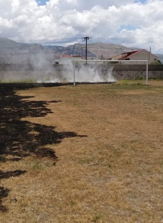 Φωτιά σε γήπεδο στην επαρχία! Καταστράφηκε ο αγωνιστικός χώρος (photos)