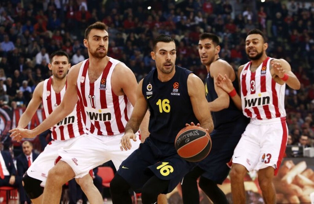 Αντίθετα, άλλη ιστοσελίδα από το εξωτερικό αναφέρει πως ο Σλούκας είναι κοντά στο να υπογράψει τριετές συμβόλαιο στον Ολυμπιακό.