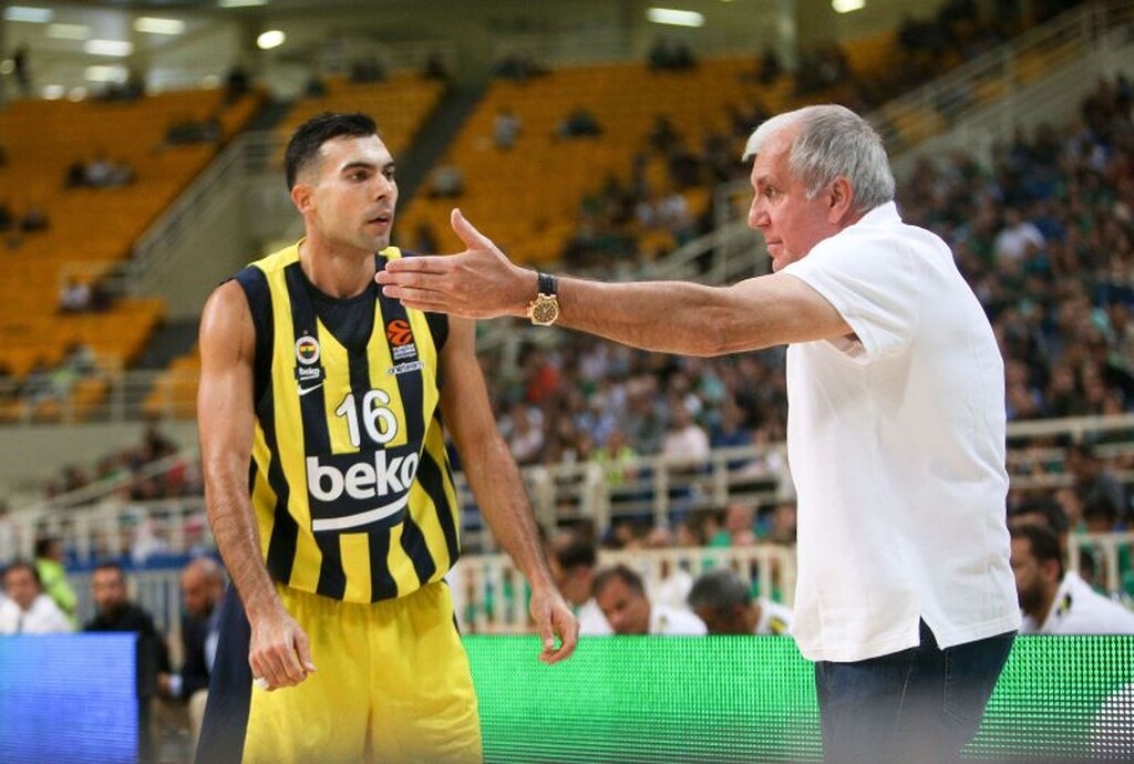 Όπως έχει πει στο παρελθόν ο Κώστας Σλούκας, πολλά θα εξαρτηθούν από το αν θα παραμείνει στον πάγκο της ομάδας ο Ζέλικο Ομπράντοβιτς ή όχι. Σε περίπτωση που φύγει ο Σέρβος τεχνικός, τότε είναι πολύ πιθανό να φύγει και αυτός.