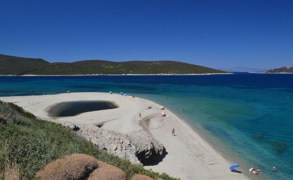 Σύμφωνα με όσους γνωρίζουν καλά όλα τα μυστικά της Ελλάδας, αυτή η παραλία είναι στην Εύβοια.