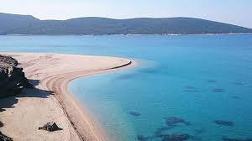 Συγκεκριμένα, λέγεται πως είναι η παραλία Μεγάλη Άμμος στο Μαρμάρι, στη Νότια Εύβοια.