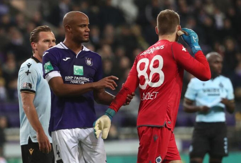 Το νέο αφεντικό της Άντερλεχτ δούλεψε επί σειρά ετών στην Ρωσία, γνωρίζει πολύ καλά τον Βράνιες από την παρουσία του εκεί και αποφάσισε να του δώσει μία ευκαιρία στην προετοιμασία για να κερδίσει μία θέση στο ρόστερ της επόμενης σεζόν