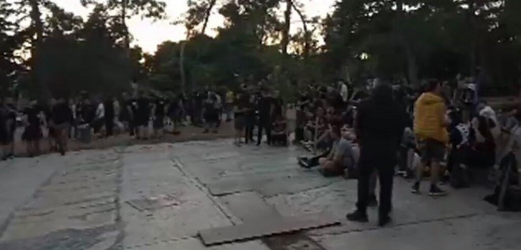 ΑΕΚ-Παναθηναϊκός: «Κιτρινόμαυρη» εξέδρα έξω από την Αγιά Σοφιά (photos)