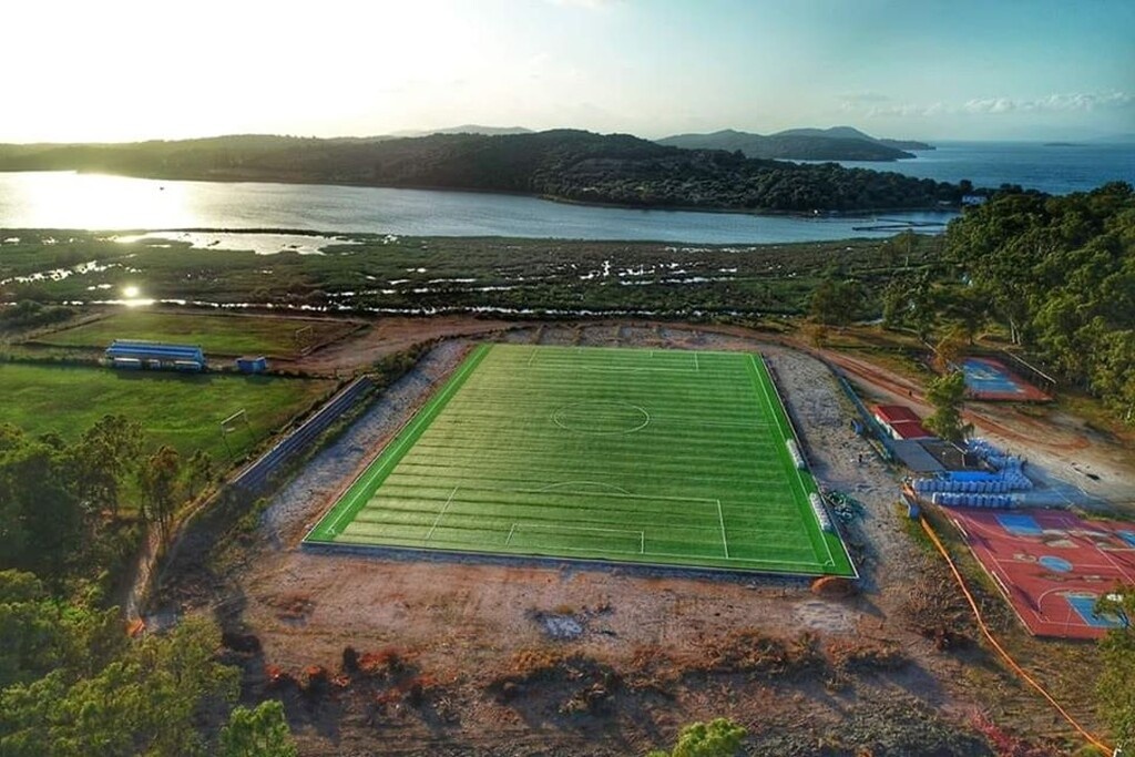 Απίστευτο κι όμως ελληνικό! Σε γήπεδο που κόστισε 500.000 ευρώ βόσκουν… γίδια (photos)