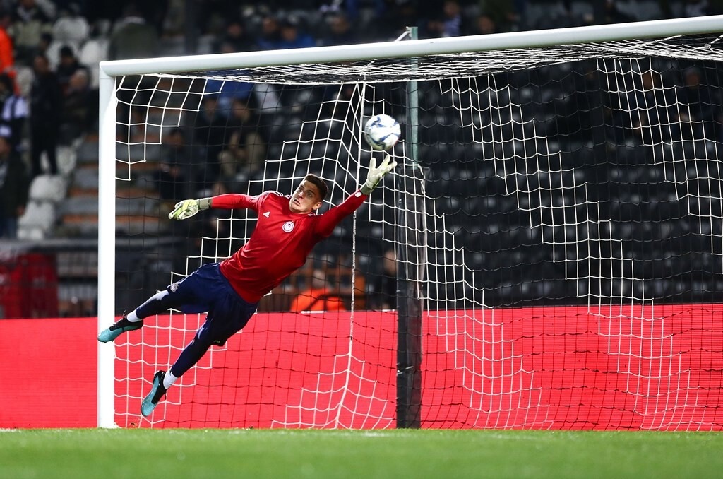 Στον Ολυμπιακό πάντως, προς το παρόν ρίχνουν το βάρος σε άλλες θέσεις, καθώς για τη θέση του τερματοφύλακα υπάρχει και ο νεαρός Τζολάκης, στον οποίο υπάρχει μεγάλη πίστη για την εξέλιξή του.