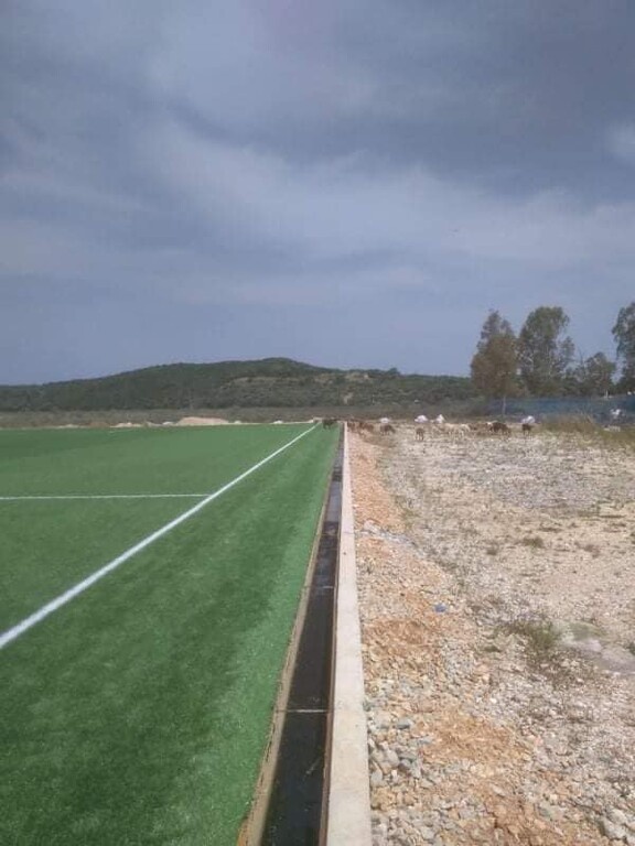 Απίστευτο κι όμως ελληνικό! Σε γήπεδο που κόστισε 500.000 ευρώ βόσκουν… γίδια (photos)