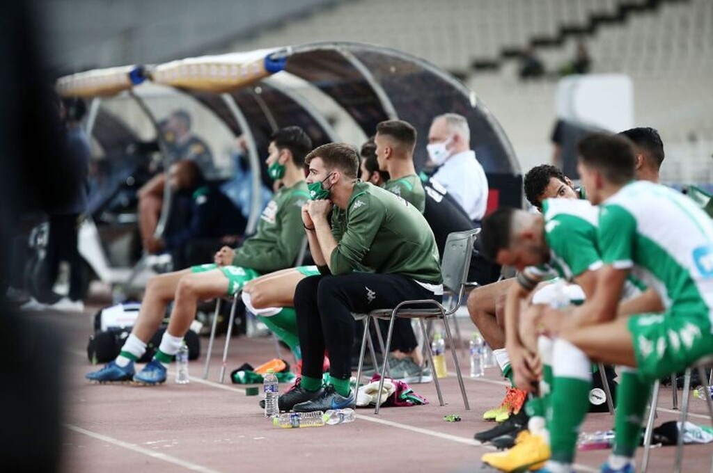 Μία απ’ τα ίδια και στον Παναθηναϊκό. Μάσκες στο σαγόνι, άλλοι χωρίς να φορούν καν. Είπαμε… παιδιά είναι, δύσκολο να ακολουθήσουν κανόνες ειδικά όταν ξέρουν πως είναι αρνητικοί μια και υποβάλλονται συχνά σε τεστ ανίχνευσης κορονοϊού.