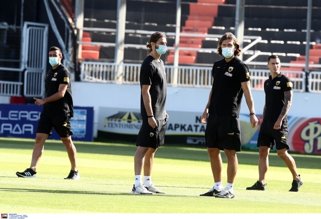 ΟΦΗ-ΑΕΚ: Με μάσκες και «ειδικές» χειραψίες (photos)