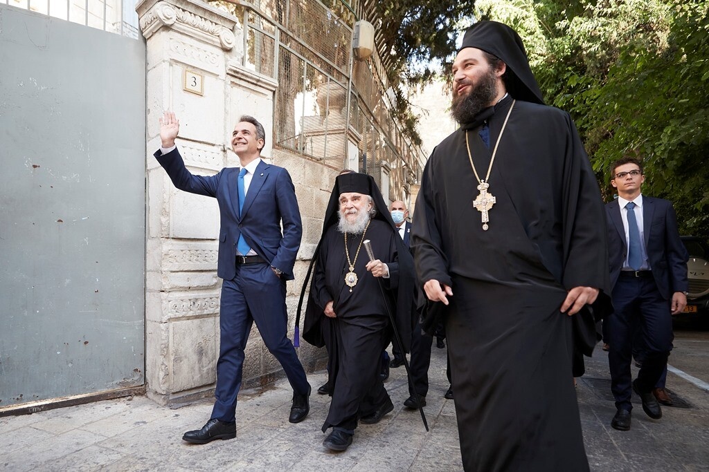 Οπαδός του ΠΑΟΚ χαιρέτησε τον Πρωθυπουργό από το μπαλκόνι του (photos+video)