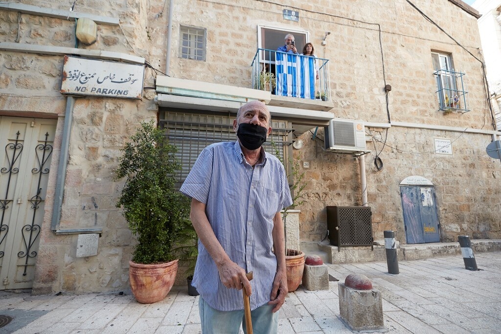 Οπαδός του ΠΑΟΚ χαιρέτησε τον Πρωθυπουργό από το μπαλκόνι του (photos+video)