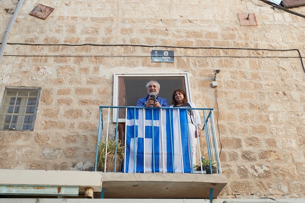 Οπαδός του ΠΑΟΚ χαιρέτησε τον Πρωθυπουργό από το μπαλκόνι του (photos+video)