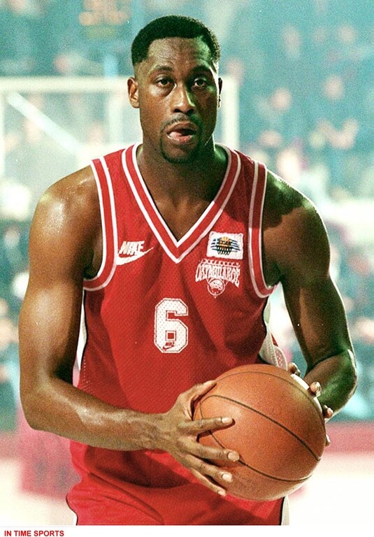 Δεύτερος της λίστας των ξένων με τις περισσότερες σεζόν στο ελληνικό Πρωτάθλημα -είτε τις πέρασαν ολόκληρες, είτε όχι, σε αυτό- είναι ο Ουόλτερ Μπέρι που πέρασε οχτώ χρόνια στα μέρη μας.