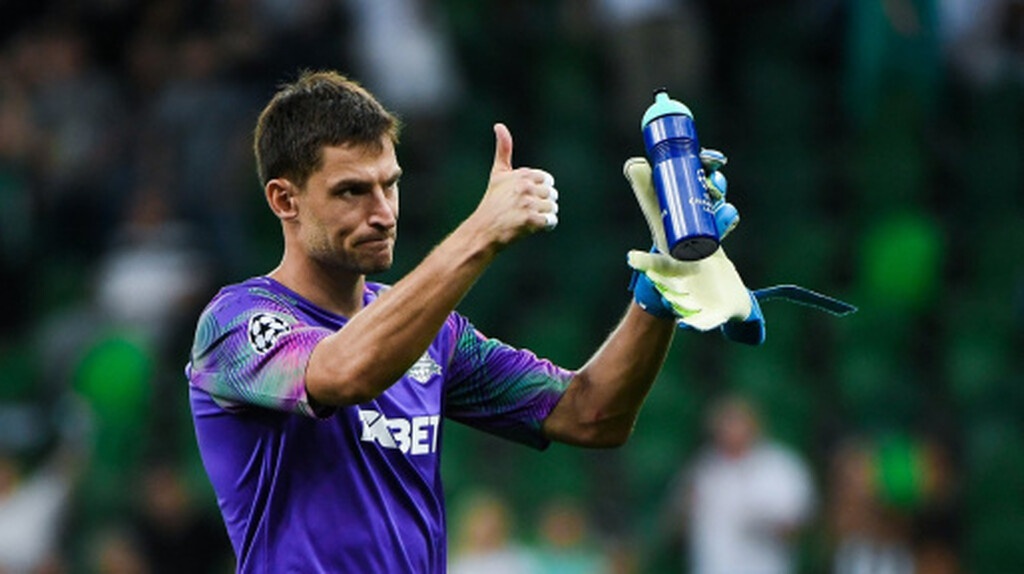 Ο Ρώσος γκολκίπερ μετακόμισε στην Κράσνονταρ το 2016 έναντι 4 εκατ. ευρώ από τη Μπράγκα, ενώ μένει ελεύθερος στο τέλος της σεζόν.