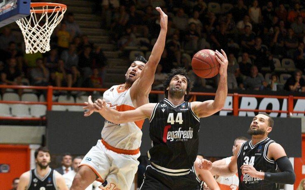 Φυσικά κάτι τέτοιο είναι απίστευτα δύσκολο, όμως δεν θα πρέπει να ξεχνάμε πως ο ιδιοκτήτης της Βίρτους, δήλωσε πως σε περίπτωση αποχώρησης του Παναθηναϊκού, η ομάδα του θα είναι η πρώτη υποψήφια για να πάρει τη θέση του