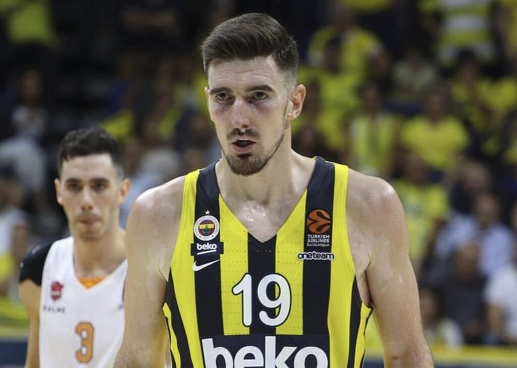 Και εδώ έρχονται οι Ιταλοί με ένα τρελό σενάριο για τον Γάλλο γκαρντ.