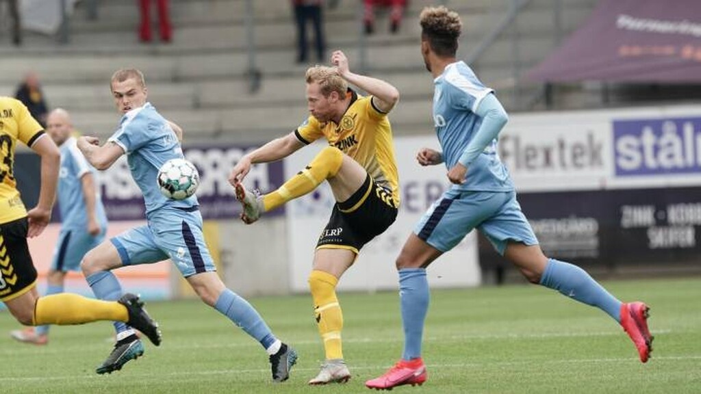 Κορονοϊός-Δανία: Κράτησε το social distancing ο κόσμος στο γήπεδο (photos)