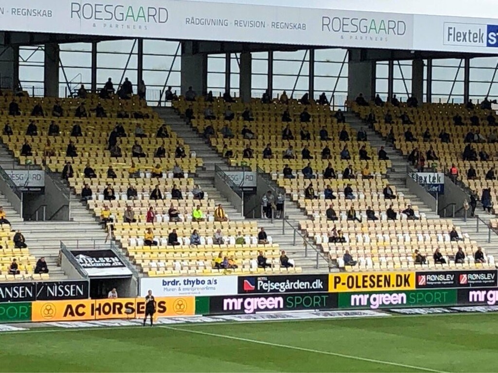 Κορονοϊός-Δανία: Κράτησε το social distancing ο κόσμος στο γήπεδο (photos)