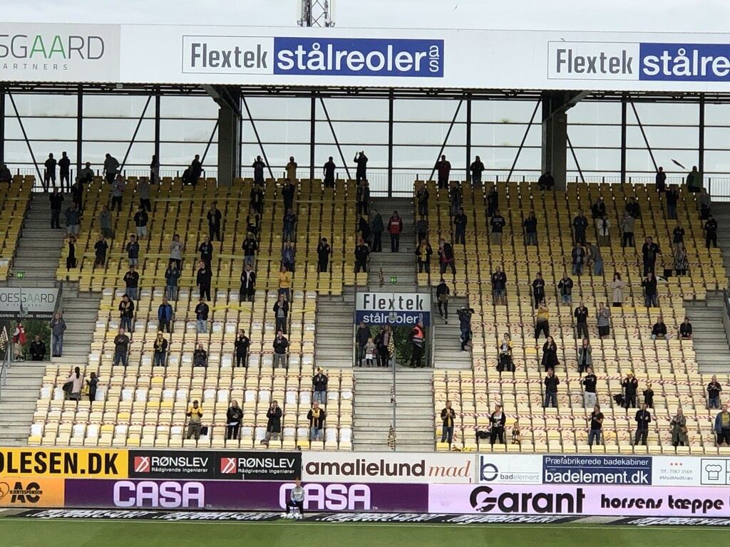 Κορονοϊός-Δανία: Κράτησε το social distancing ο κόσμος στο γήπεδο (photos)