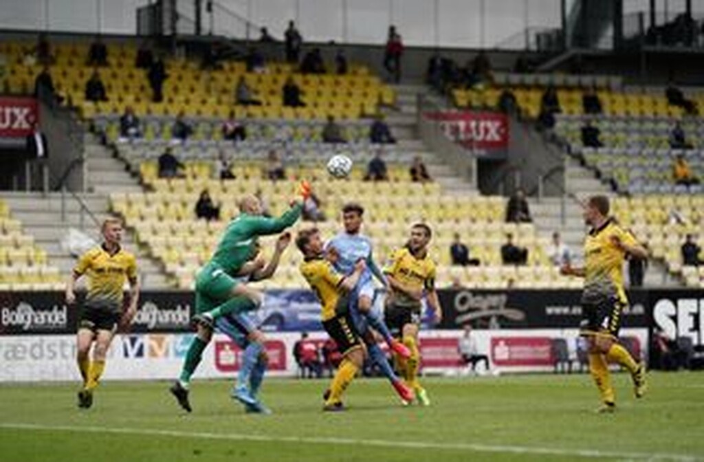 Κορονοϊός-Δανία: Κράτησε το social distancing ο κόσμος στο γήπεδο (photos)