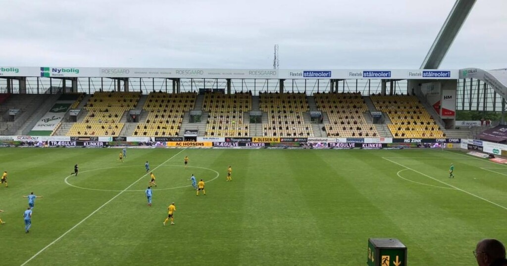 Κορονοϊός-Δανία: Κράτησε το social distancing ο κόσμος στο γήπεδο (photos)