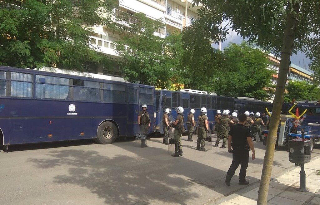 Άρης-ΑΕΚ: Χαμός στο «Βικελίδης, κόσμος και... κλούβες (photos)