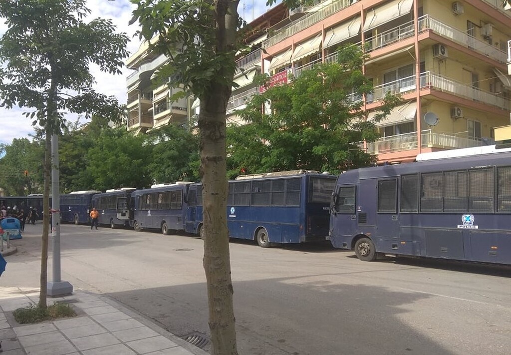 Άρης-ΑΕΚ: Χαμός στο «Βικελίδης, κόσμος και... κλούβες (photos)