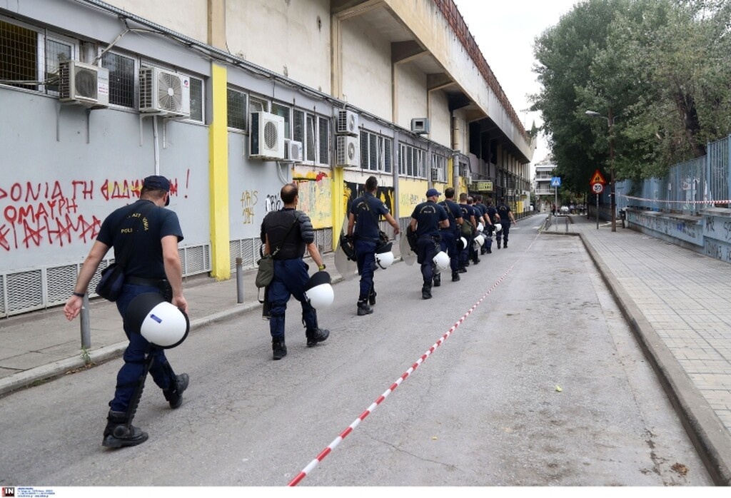 Άρης-ΑΕΚ: Χαμός στο «Βικελίδης, κόσμος και... κλούβες (photos)