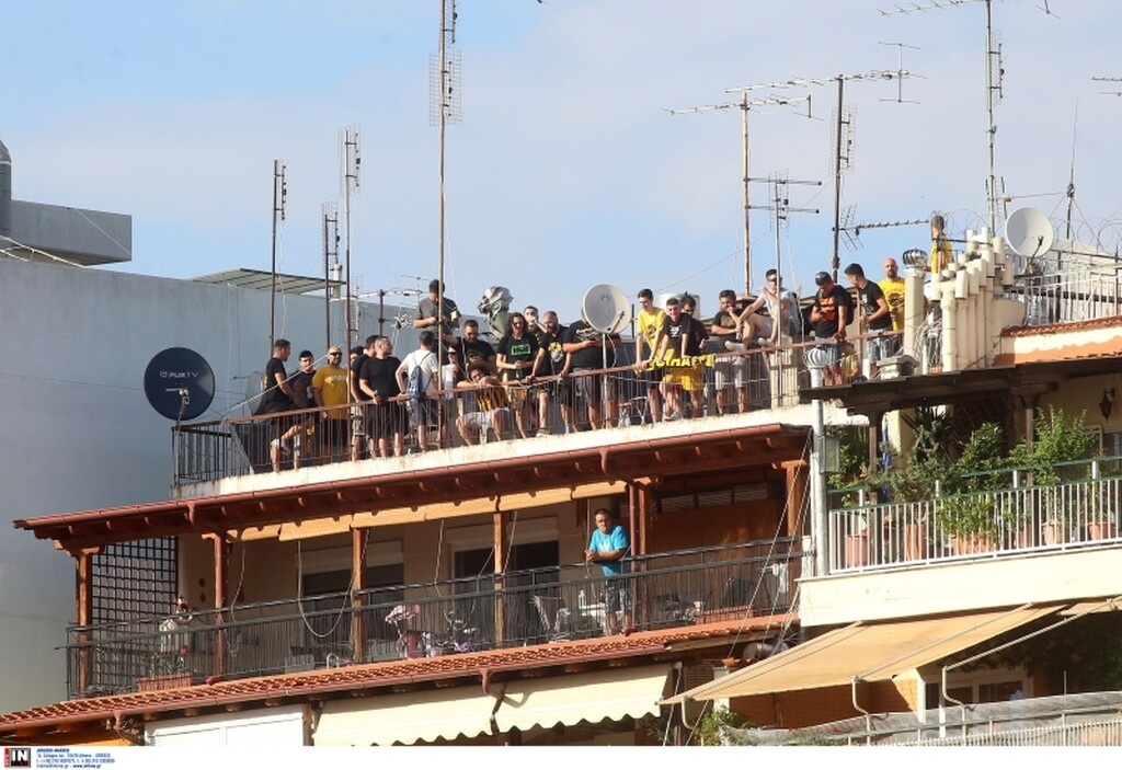 Άρης-ΑΕΚ: «Τρελάθηκαν» και ανέβηκαν σε ταράτσες και... μπαλκόνια! (photos&video)