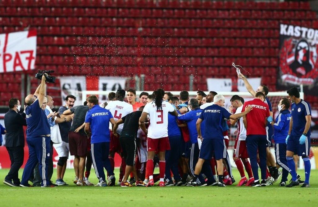 Ολυμπιακός – ΠΑΟΚ: Συγχαρητήρια από Μαρινάκη μέσα στο γήπεδο (photos)