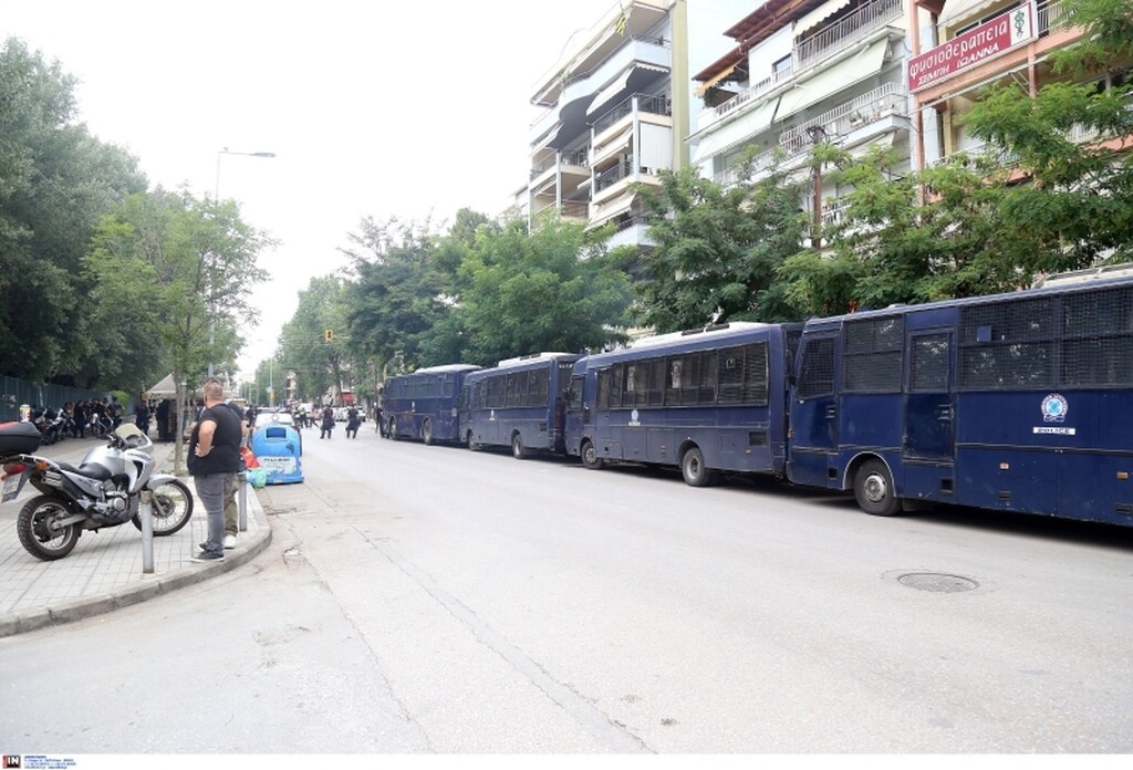 Άρης-ΑΕΚ: Χαμός στο «Βικελίδης, κόσμος και... κλούβες (photos)