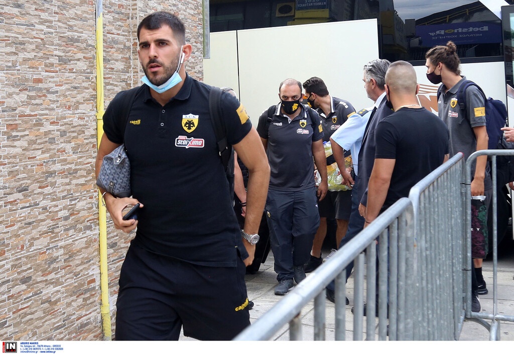 Άρης-ΑΕΚ: Οπαδοί στο «Βικελίδης», αποδοκιμασίες στην αποστολή της Ένωσης (photos)