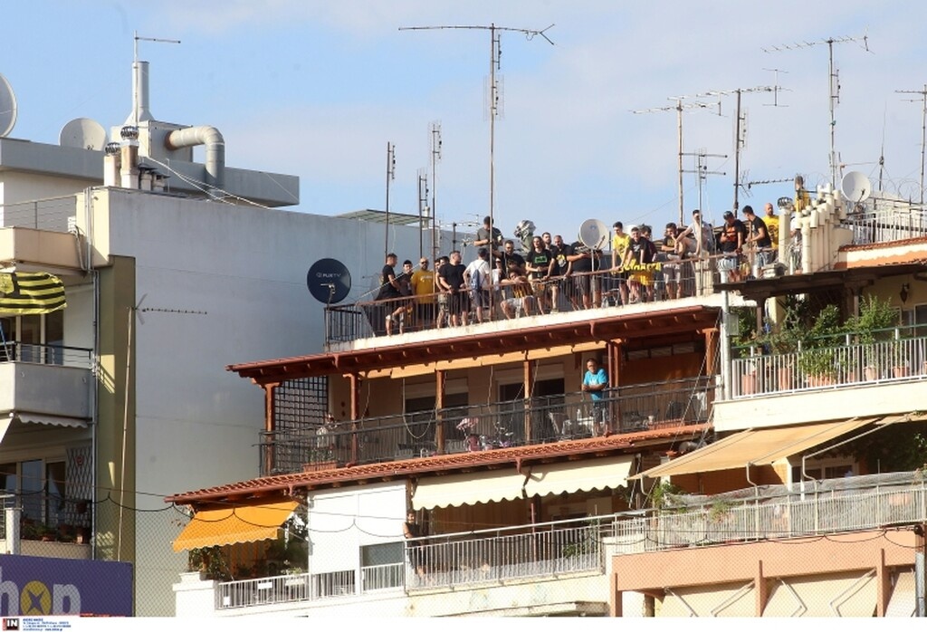 Άρης-ΑΕΚ: «Τρελάθηκαν» και ανέβηκαν σε ταράτσες και... μπαλκόνια! (photos&video)