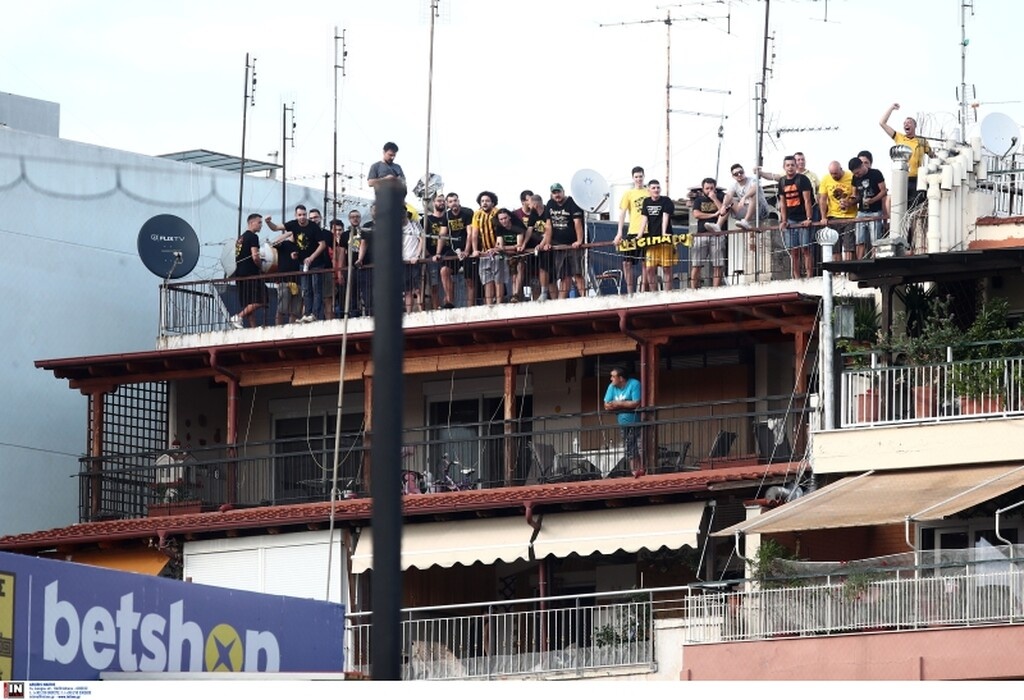 Άρης-ΑΕΚ: «Τρελάθηκαν» και ανέβηκαν σε ταράτσες και... μπαλκόνια! (photos&video)