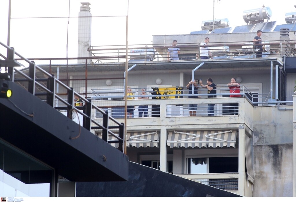 Άρης-ΑΕΚ: «Τρελάθηκαν» και ανέβηκαν σε ταράτσες και... μπαλκόνια! (photos&video)