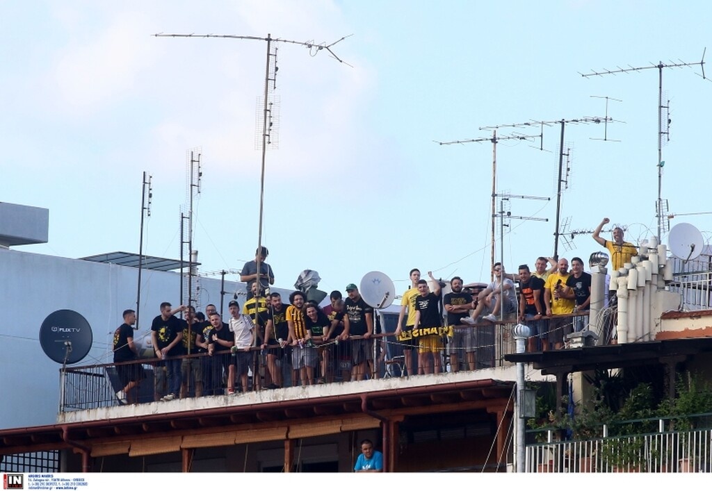 Άρης-ΑΕΚ: «Τρελάθηκαν» και ανέβηκαν σε ταράτσες και... μπαλκόνια! (photos&video)