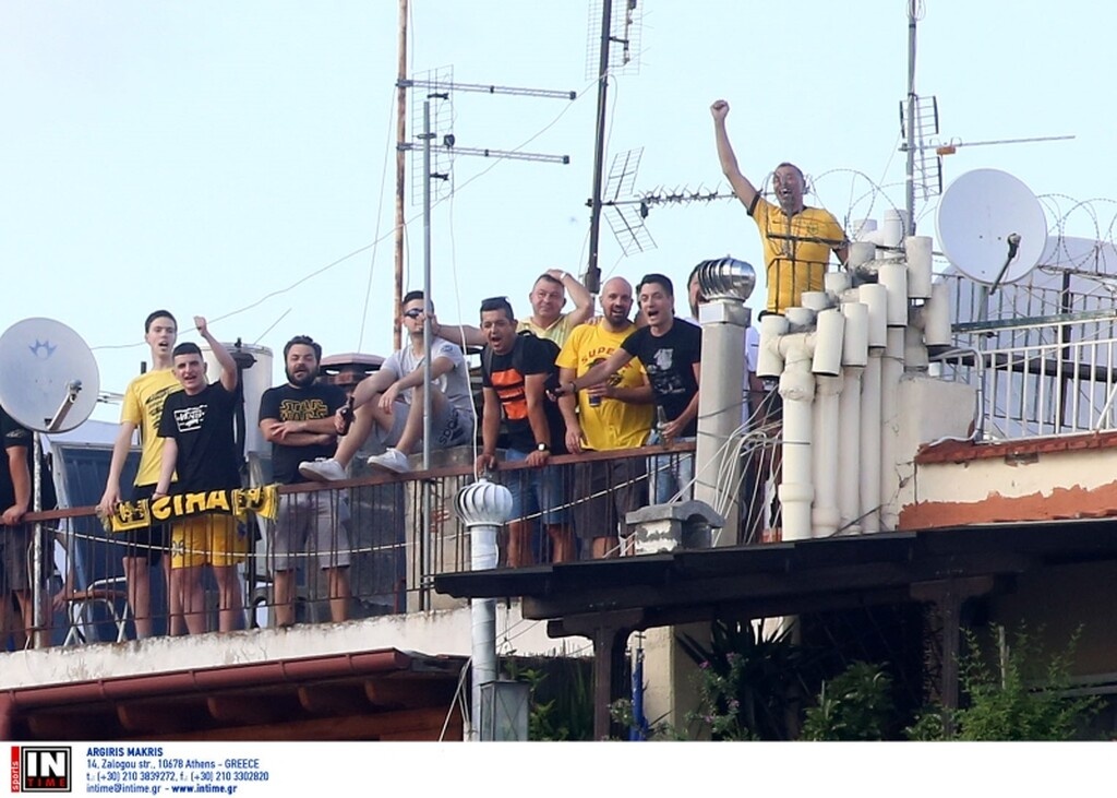 Άρης-ΑΕΚ: «Τρελάθηκαν» και ανέβηκαν σε ταράτσες και... μπαλκόνια! (photos&video)