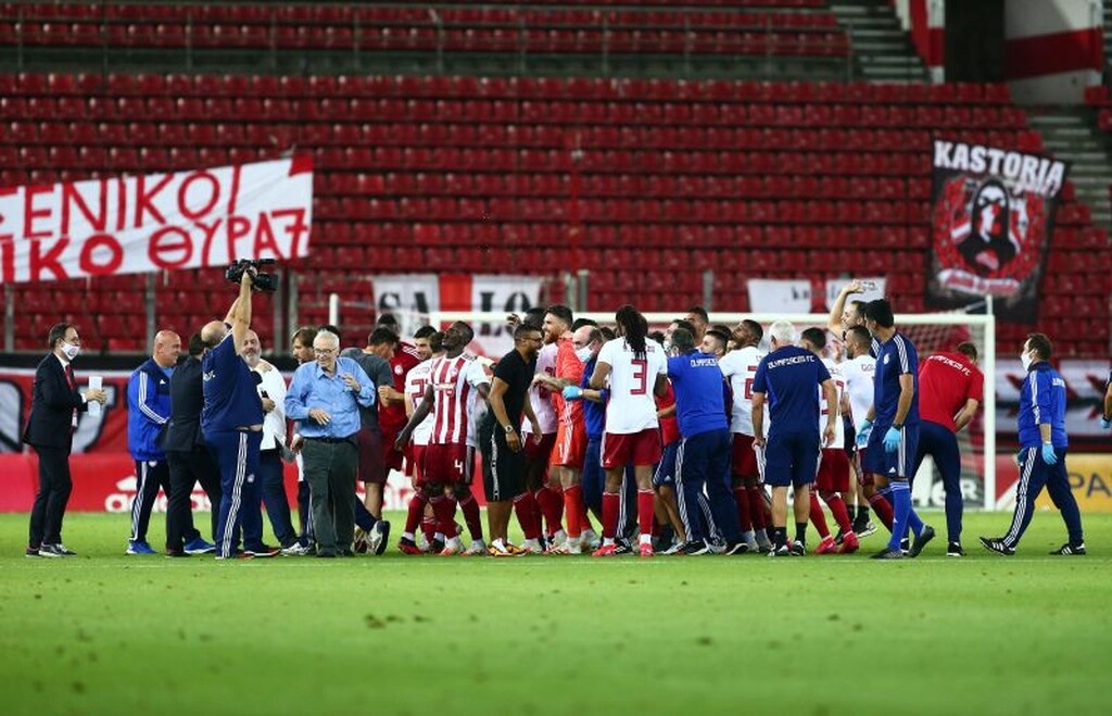 Ολυμπιακός – ΠΑΟΚ: Συγχαρητήρια από Μαρινάκη μέσα στο γήπεδο (photos)