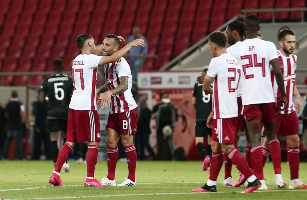 Ολυμπιακός – ΠΑΟΚ: Συγχαρητήρια από Μαρινάκη μέσα στο γήπεδο (photos)