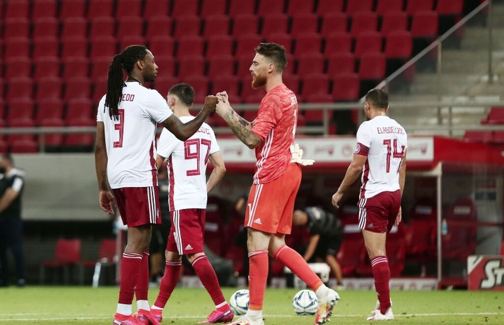 Ολυμπιακός – ΠΑΟΚ: Συγχαρητήρια από Μαρινάκη μέσα στο γήπεδο (photos)