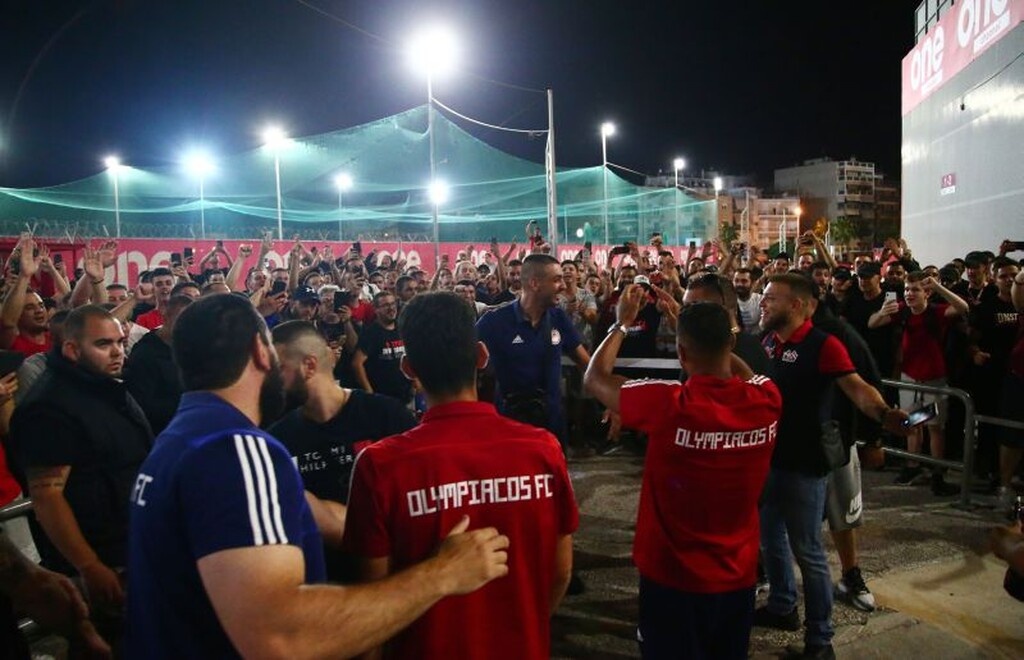 Ολυμπιακός – ΠΑΟΚ: Πάρτι έξω από το γήπεδο, με καπνογόνα οι παίκτες! (photos)