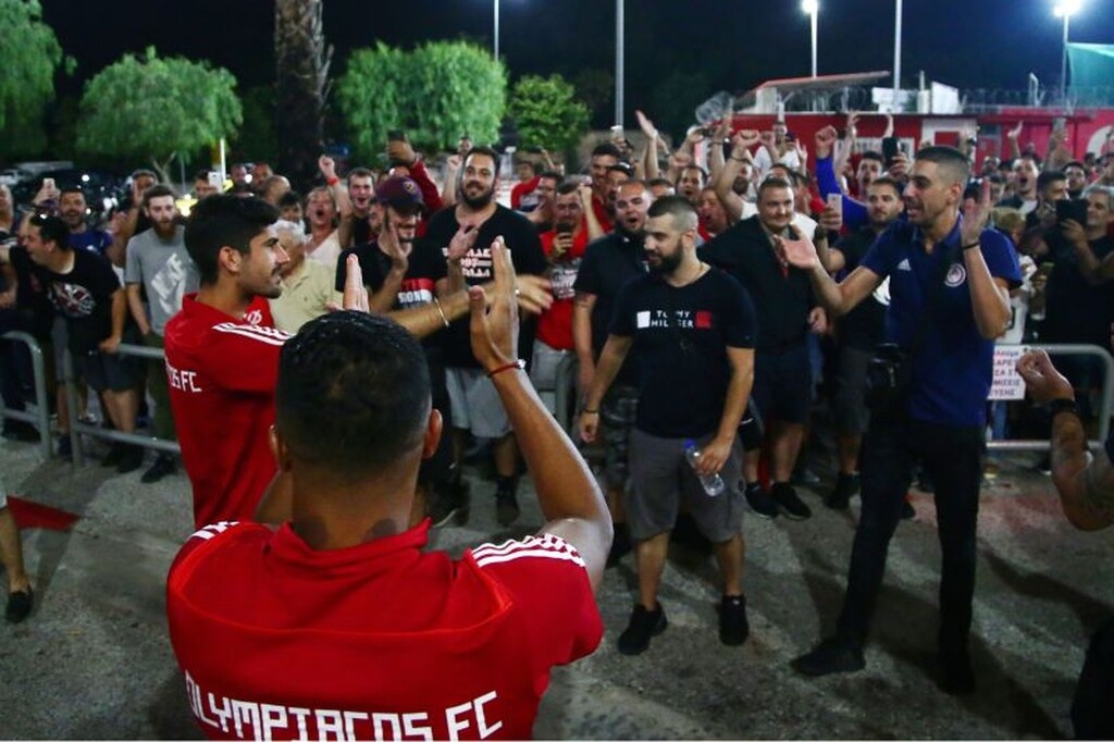 Ολυμπιακός – ΠΑΟΚ: Πάρτι έξω από το γήπεδο, με καπνογόνα οι παίκτες! (photos)