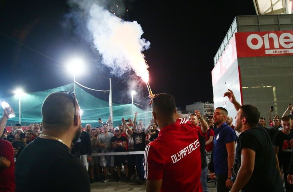 Ολυμπιακός – ΠΑΟΚ: Πάρτι έξω από το γήπεδο, με καπνογόνα οι παίκτες! (photos)